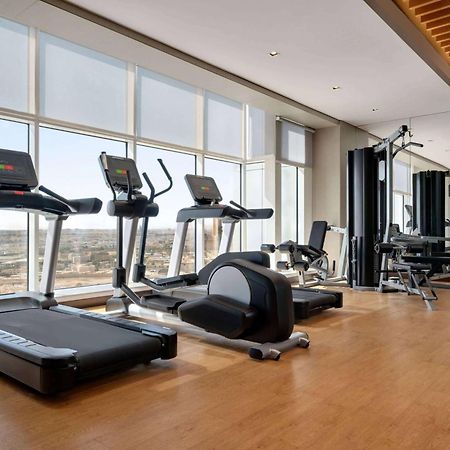 Ramada By Wyndham Riyadh King Fahd Road Buitenkant foto A gym at a hotel