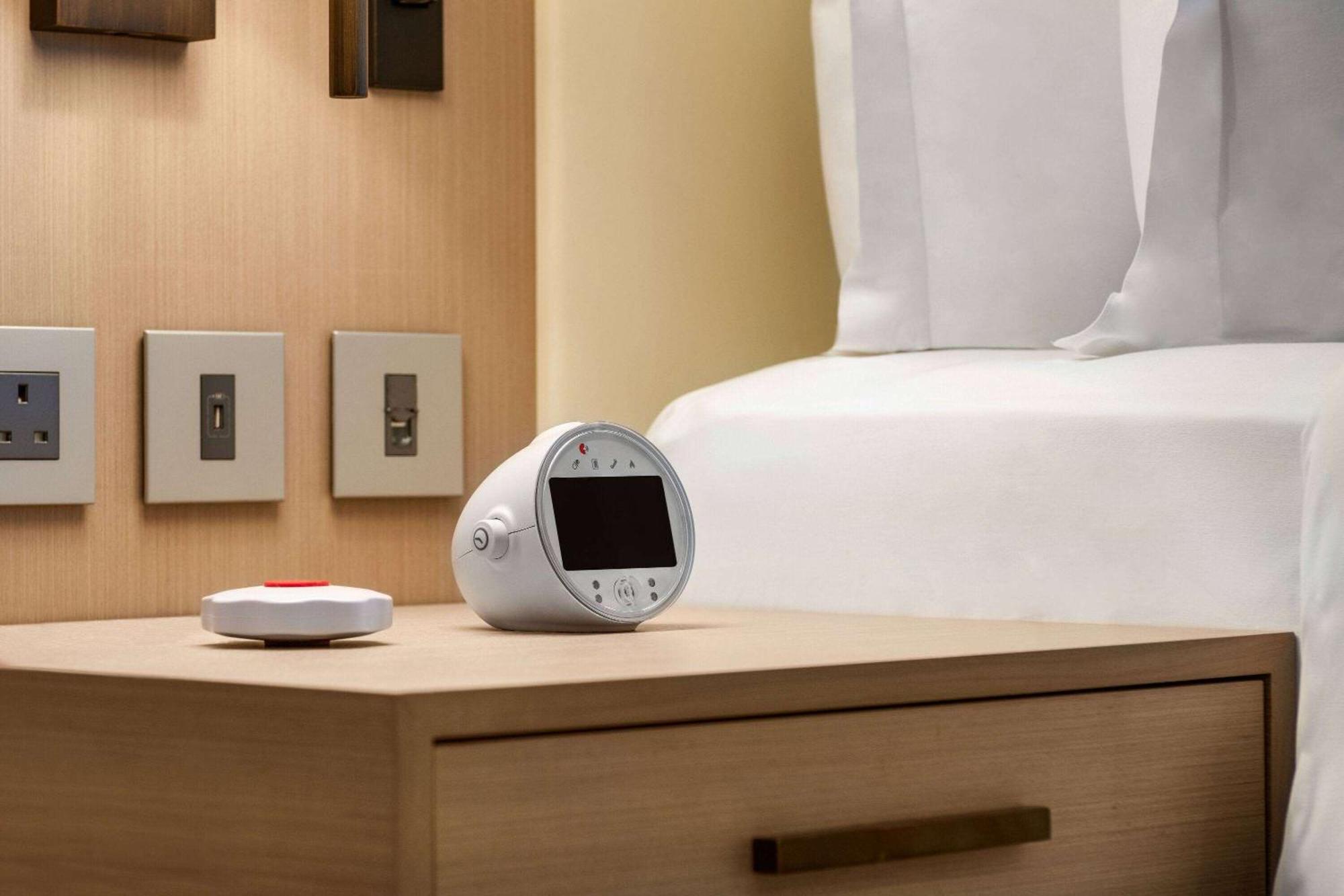 Ramada By Wyndham Riyadh King Fahd Road Buitenkant foto A bedside alarm