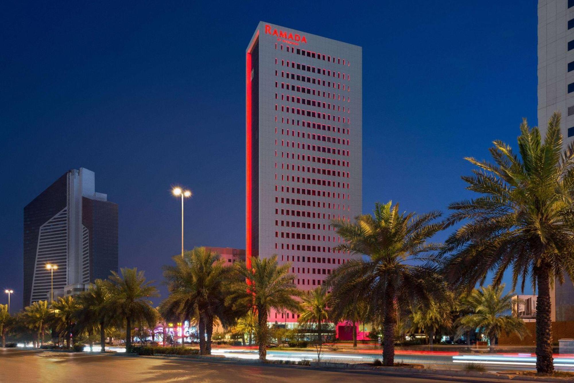 Ramada By Wyndham Riyadh King Fahd Road Buitenkant foto The hotel at night