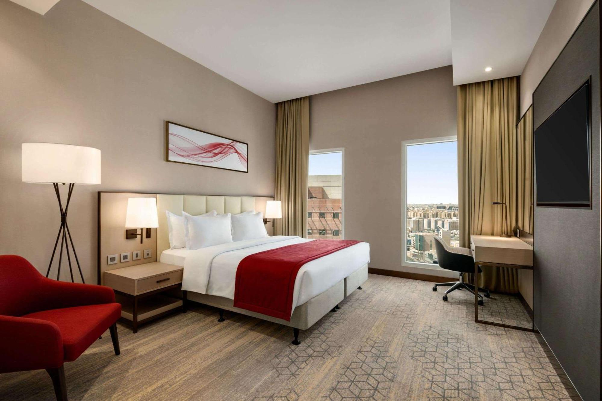Ramada By Wyndham Riyadh King Fahd Road Buitenkant foto A guest room at the Hilton Garden Inn, London Heathrow