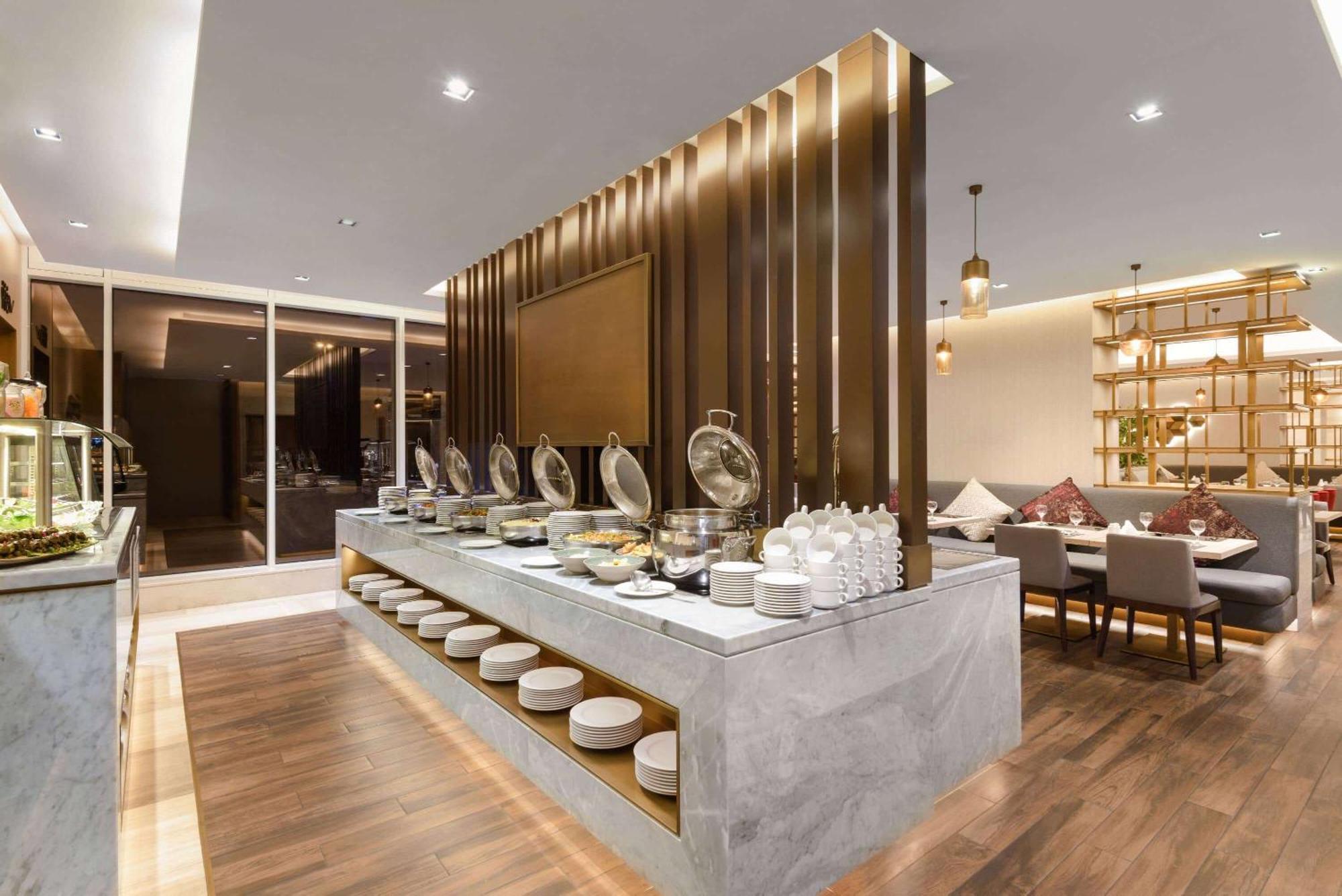 Ramada By Wyndham Riyadh King Fahd Road Buitenkant foto The restaurant