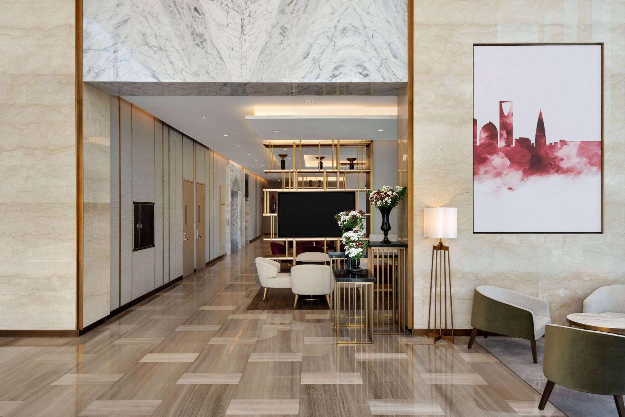Ramada By Wyndham Riyadh King Fahd Road Buitenkant foto The lobby of the hotel