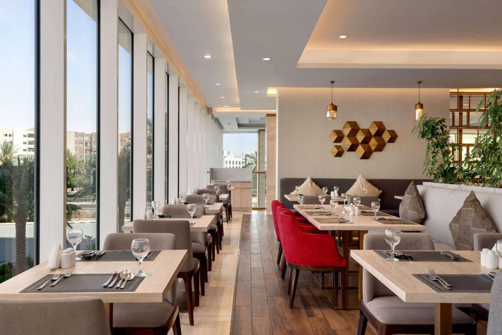 Ramada By Wyndham Riyadh King Fahd Road Buitenkant foto The restaurant