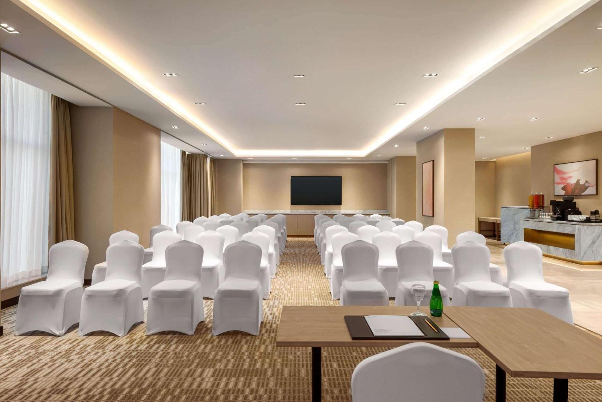 Ramada By Wyndham Riyadh King Fahd Road Buitenkant foto Meeting room