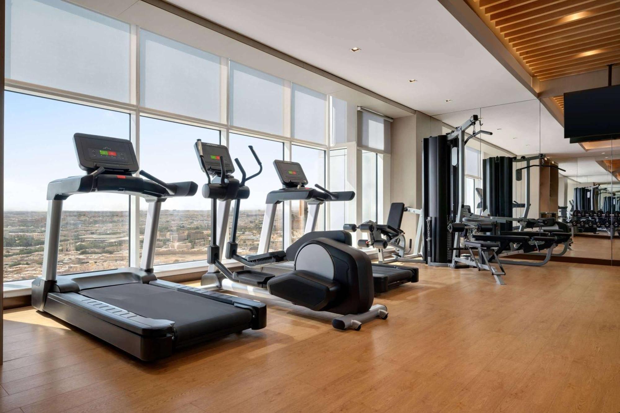 Ramada By Wyndham Riyadh King Fahd Road Buitenkant foto A gym at a hotel